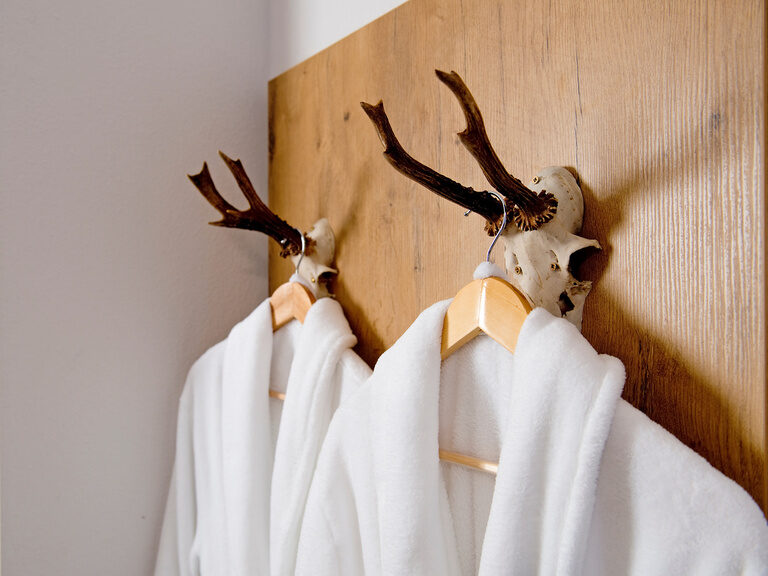 Bademantel an Kleiderbügel im Schmelmer Hof