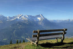 bank-vor-berglandschaft
