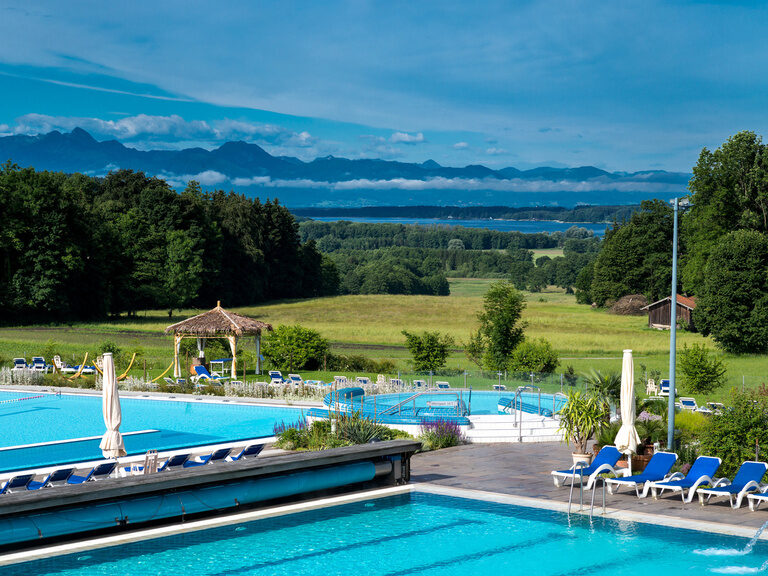 Berglandschaft mit Pool im Mangfalltal