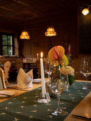 gedeckter-tisch-im-schmelmer-hof-restaurant
