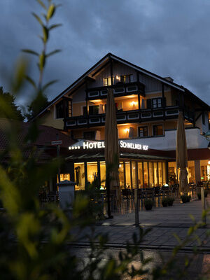 aussenansicht-schmelmer-hof-bei-nacht