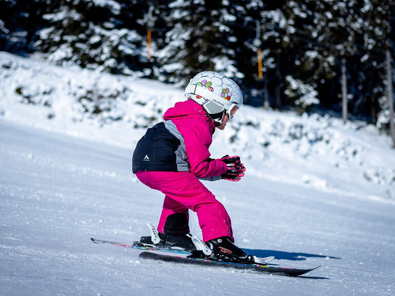 Kind beim Skifahren