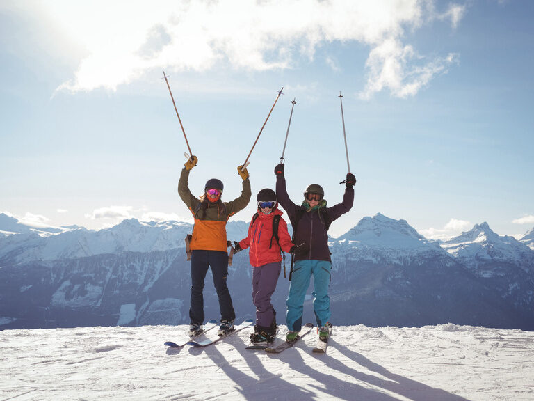 Skifahrer mit erhobenen Skistöcken