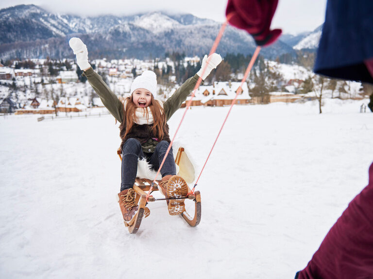 Mädchen beim Schlittenfahren