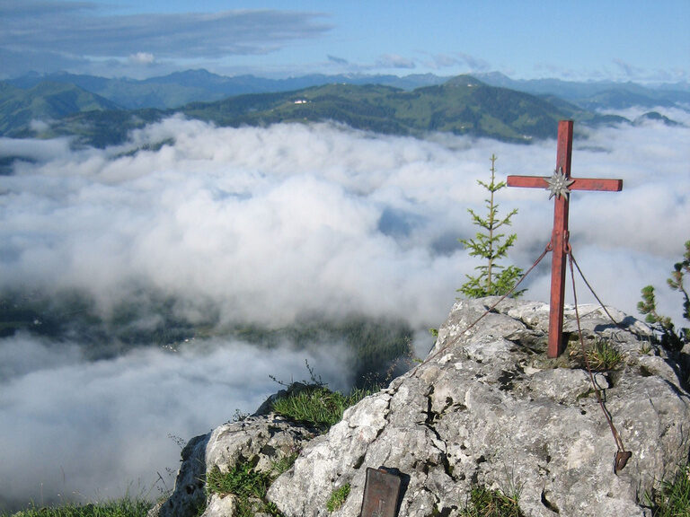 Gipfelkreuz beim Bergwandern