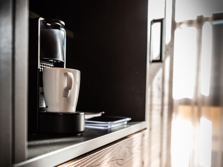 Kaffeemaschine in Hotelzimmer