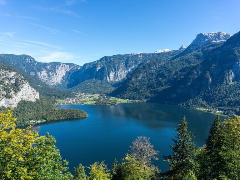 Die Region rund um Bad Aibling mit großen Seen und Bergen.