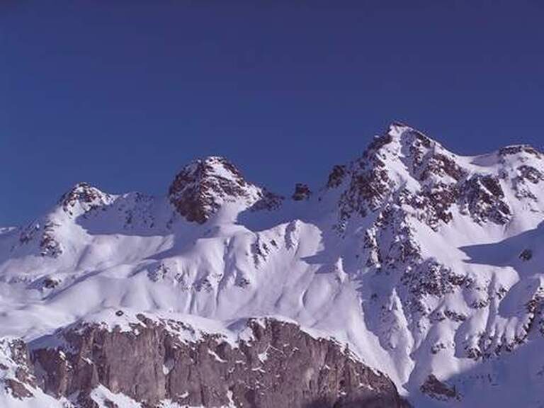 Skifahren in schneebedeckten Bergen