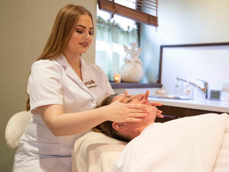 wellnessbereich-mit-liegen