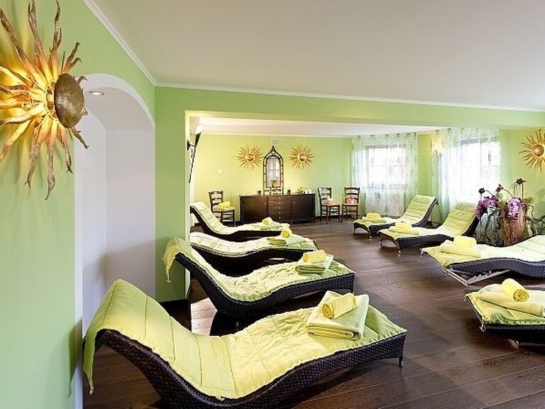 Wellnessbereich mit Liegen